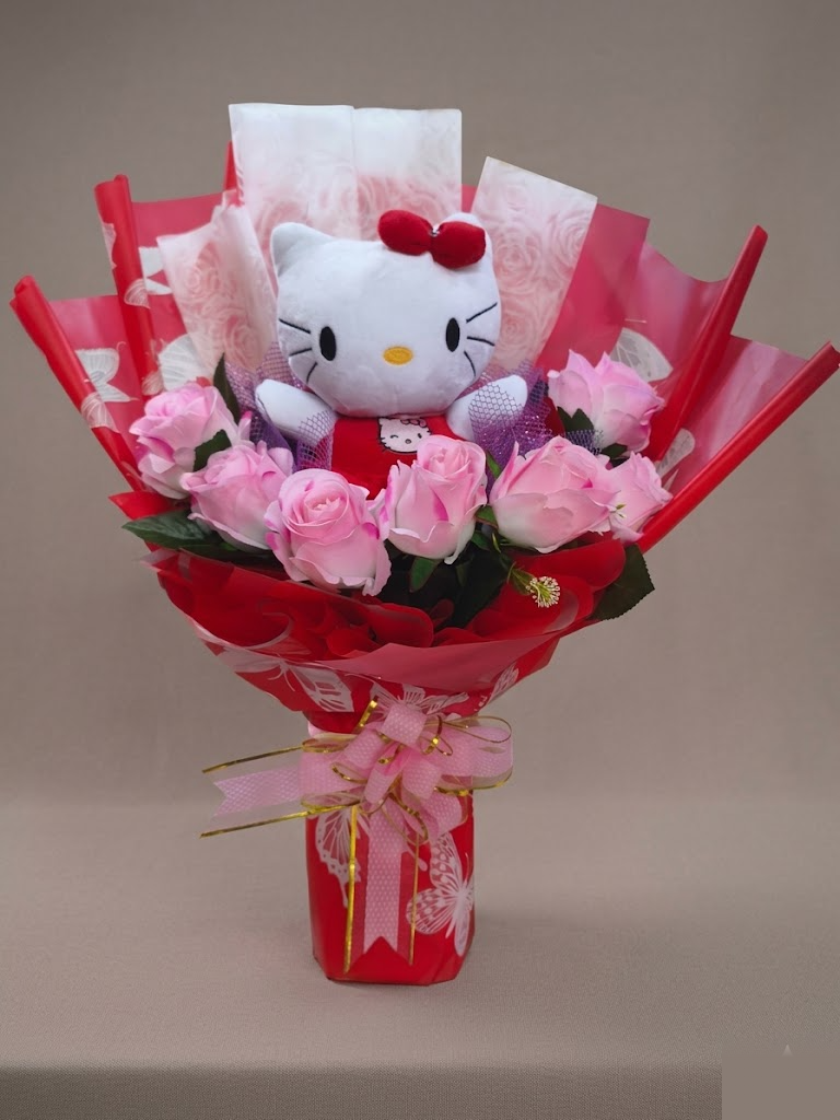 Florero rojo con Hello Kitty y rosas