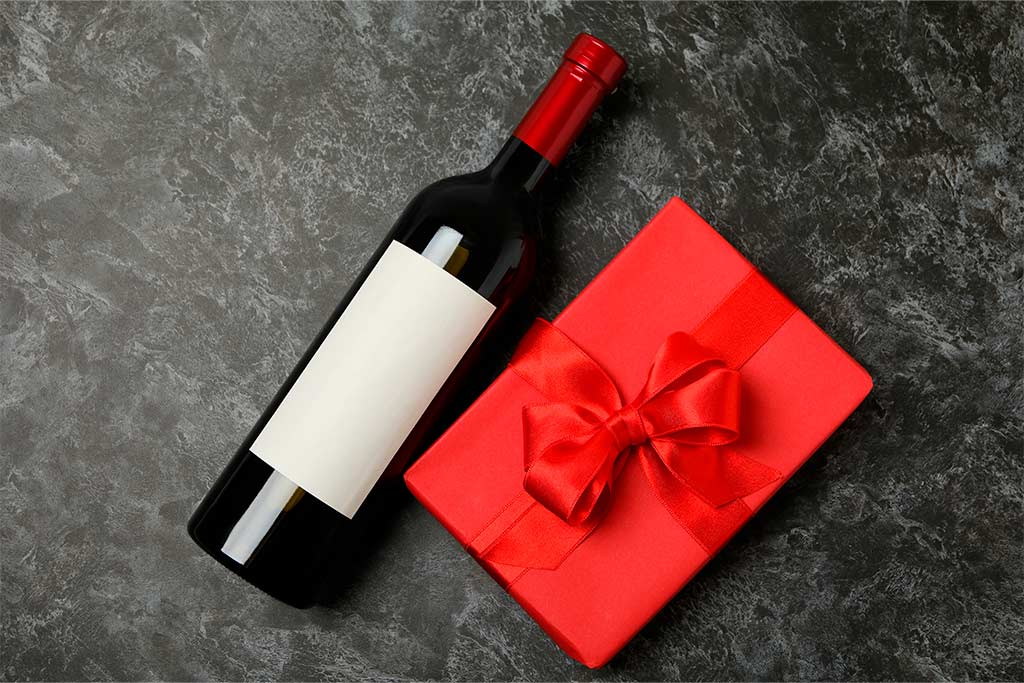 Botella de vino tinto con caja de regalo roja